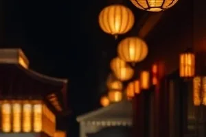延伸向远方的铁轨两侧长满荒草